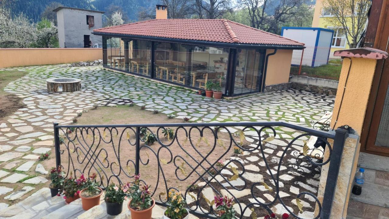 Guesthouse Nefertiti สโมลยัน ภายนอก รูปภาพ