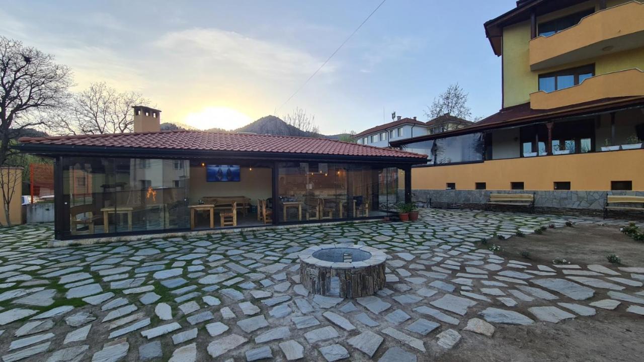 Guesthouse Nefertiti สโมลยัน ภายนอก รูปภาพ