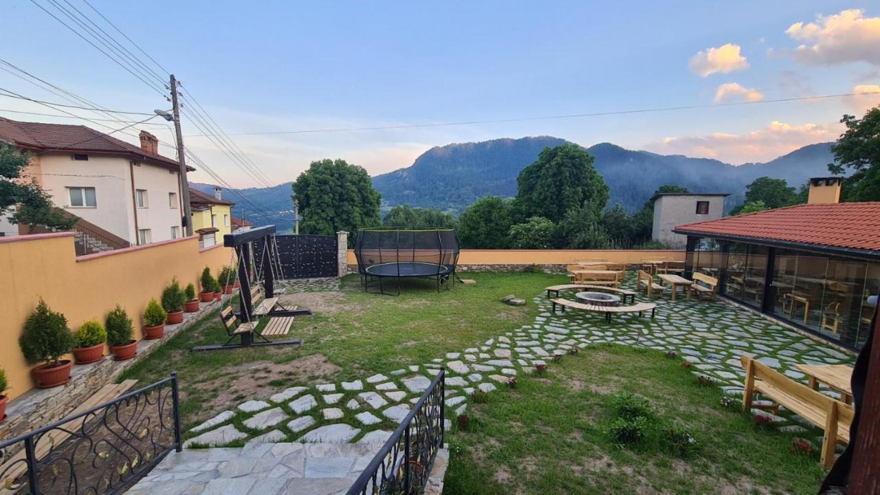 Guesthouse Nefertiti สโมลยัน ภายนอก รูปภาพ